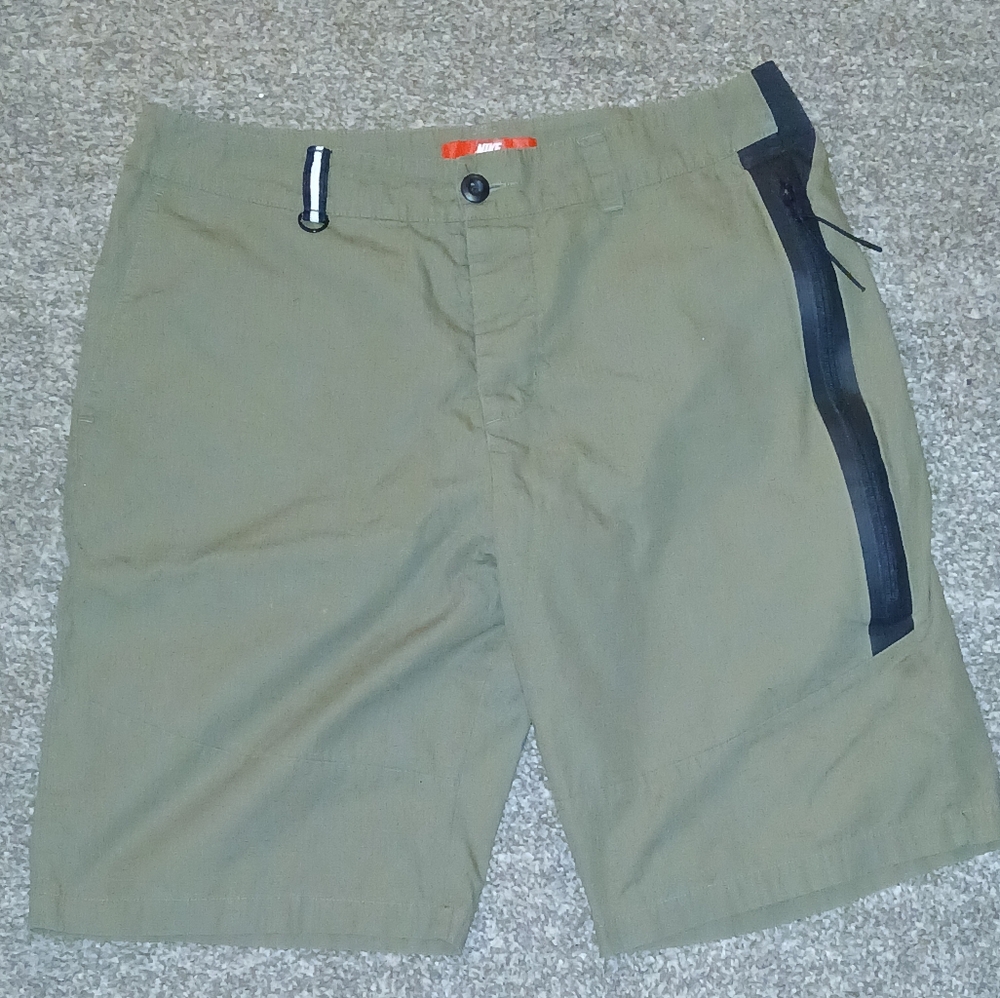 Nike tech woven shorts sz 34